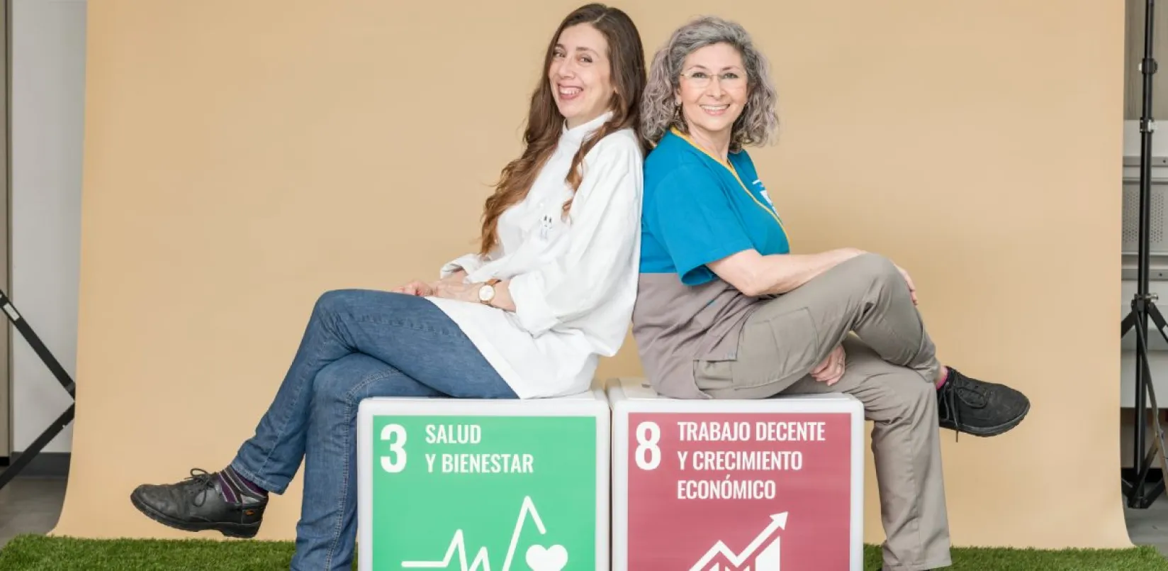 Imagen de dos trabajadoras de ILUNION sonriendo.