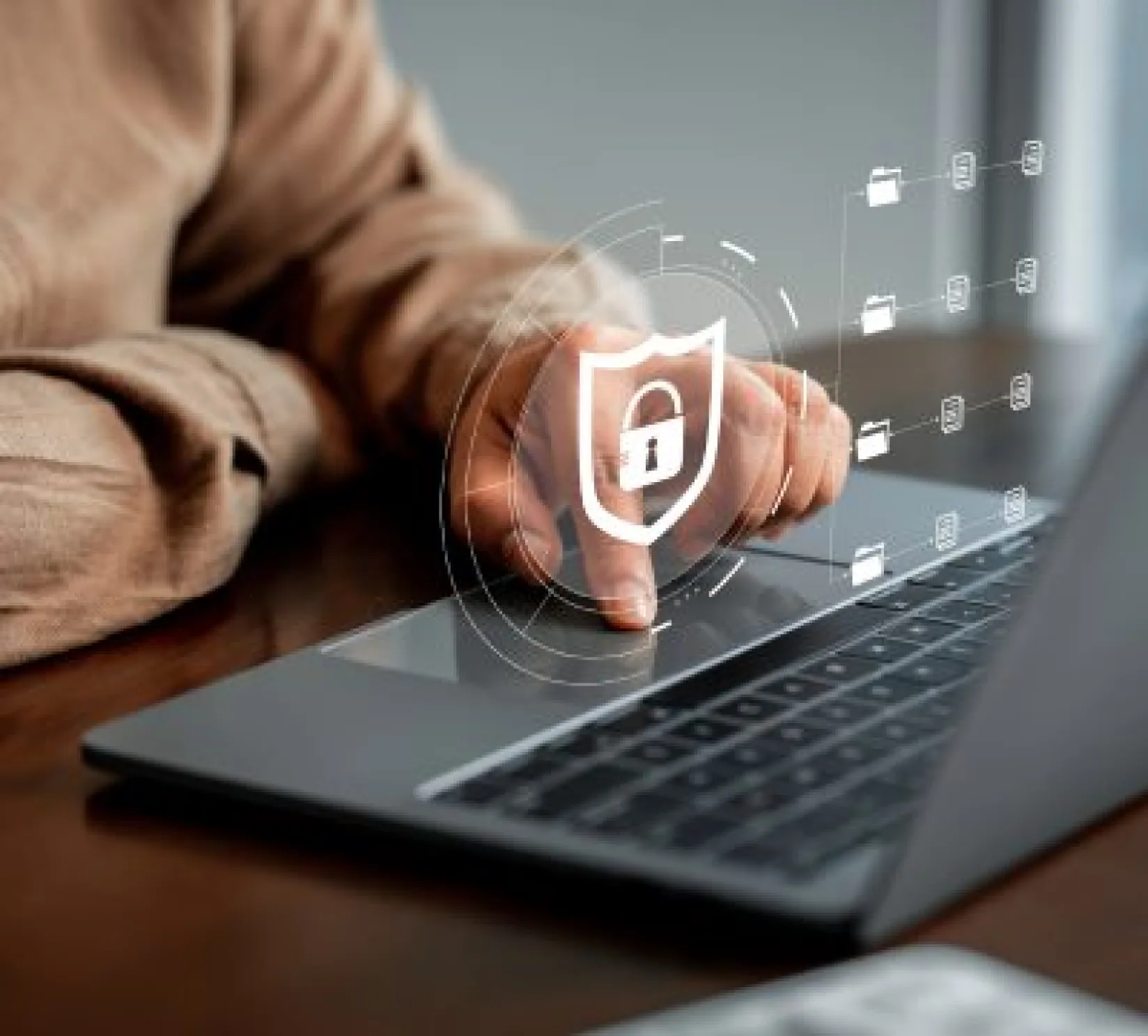 Mano operario manipulando un ordenador. 