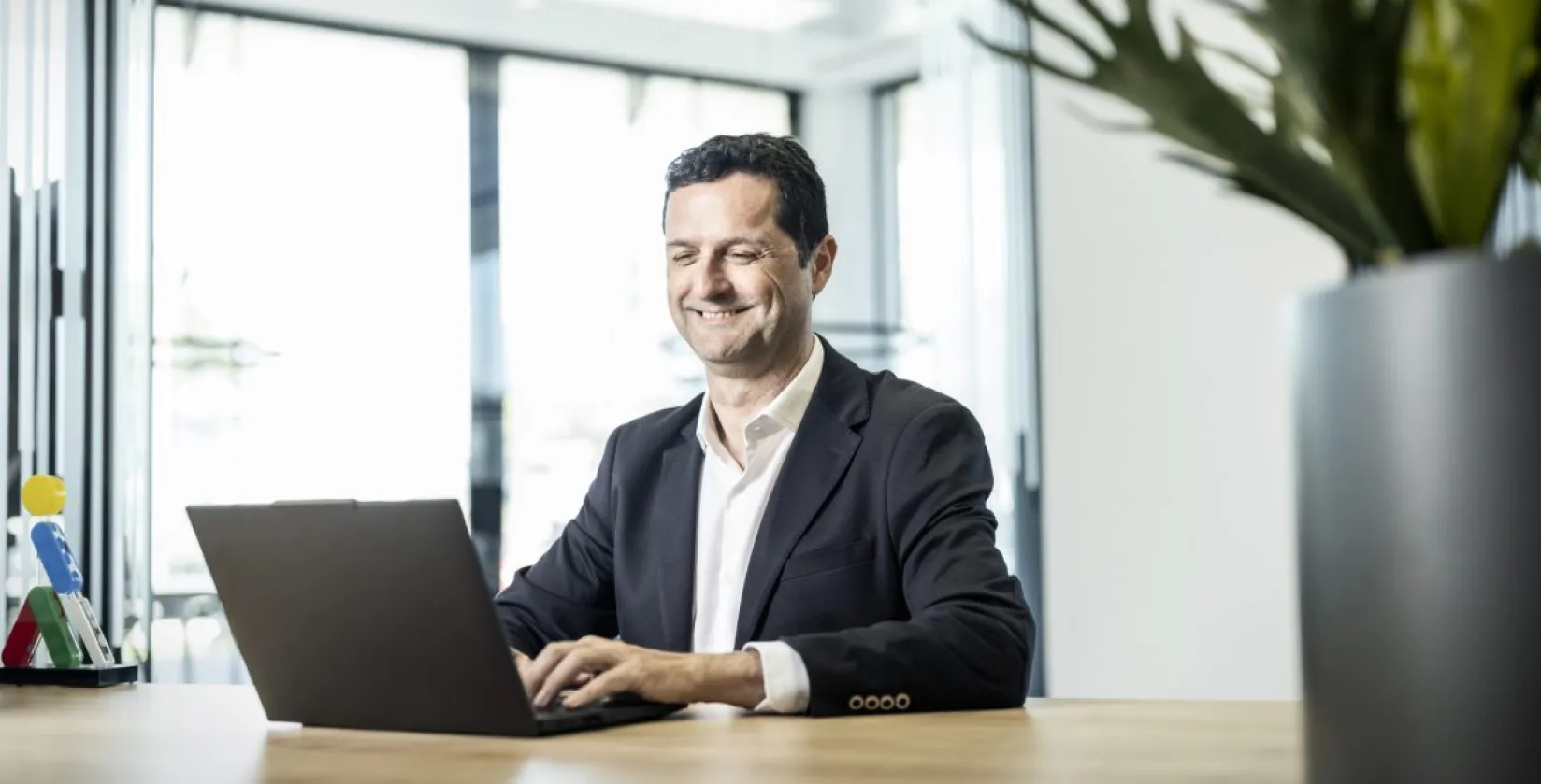 Hombre trabajando con su Pc muy alegre y sonriente.