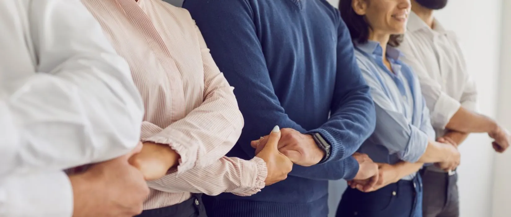 Cadena de personas, agarradas de la mano.