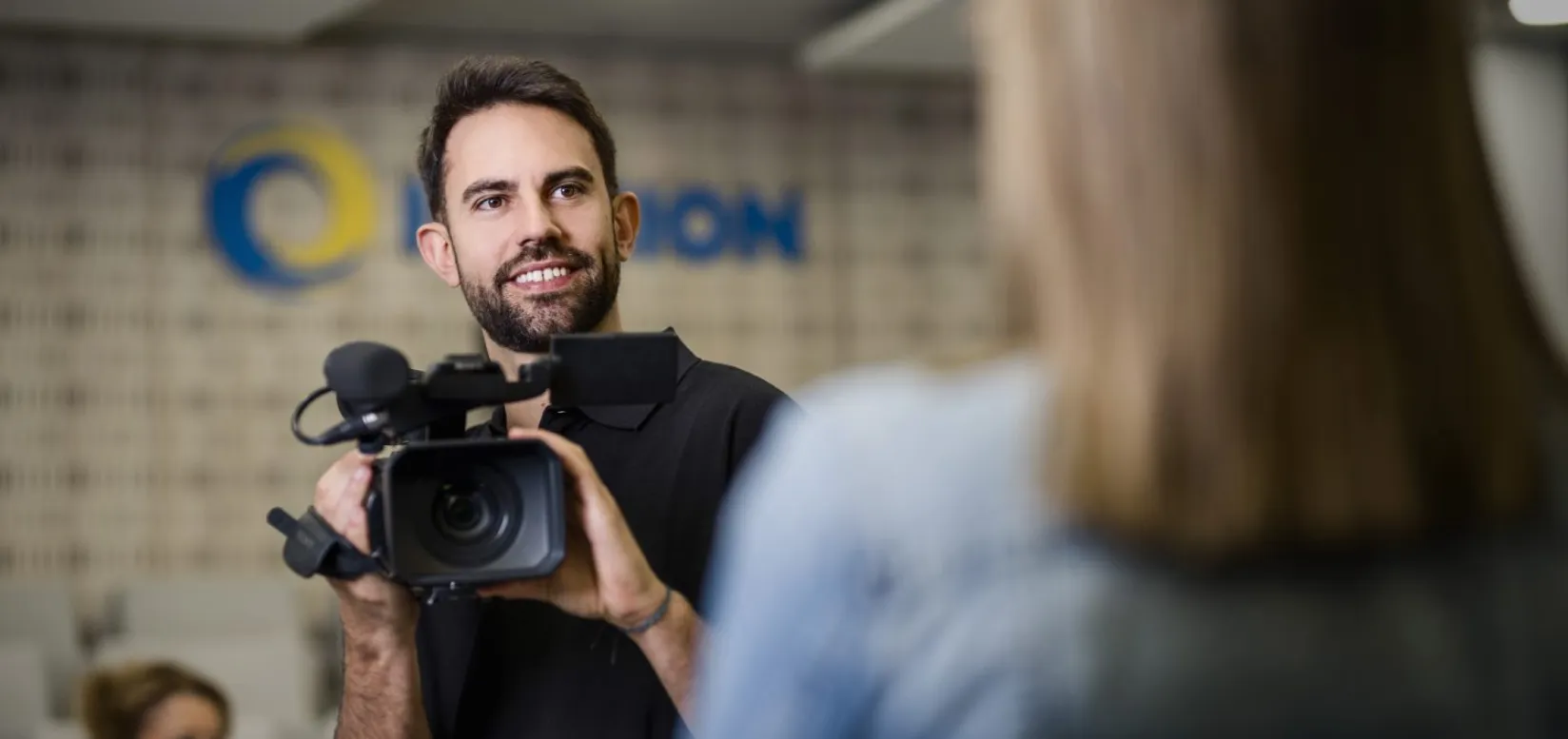 Un hombre haciendo una fotografía a una chica.