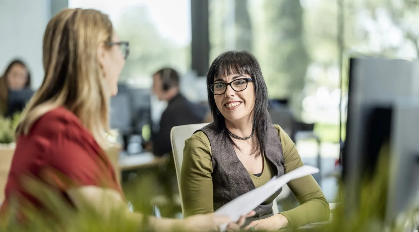 Dos mujeres trabajando en la oficina.