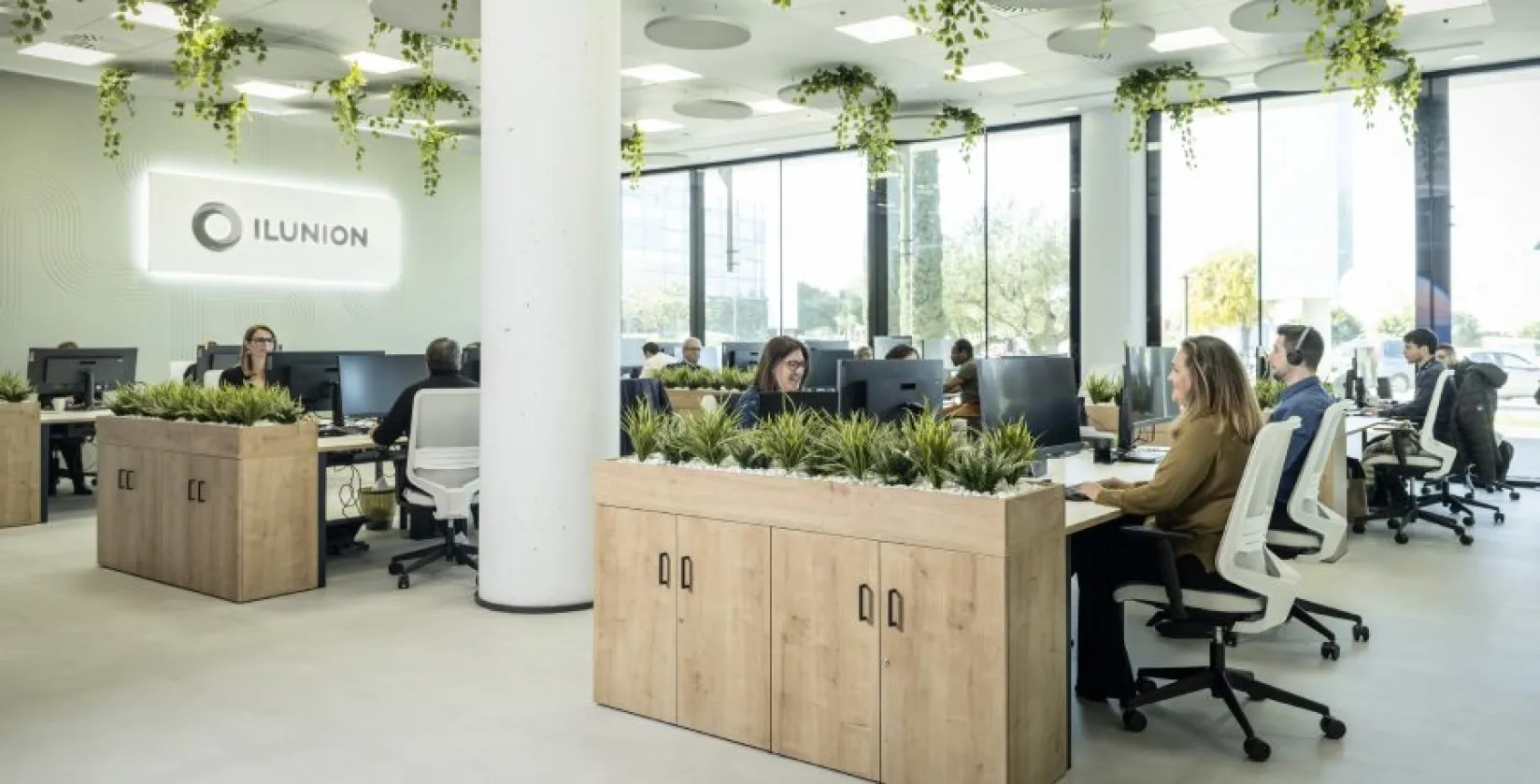 Personas trabajando en la oficina.