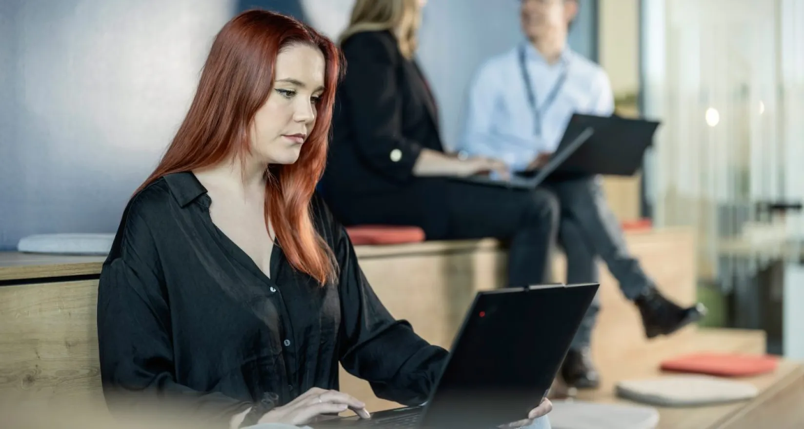 Mujer trabajando con su  PC.