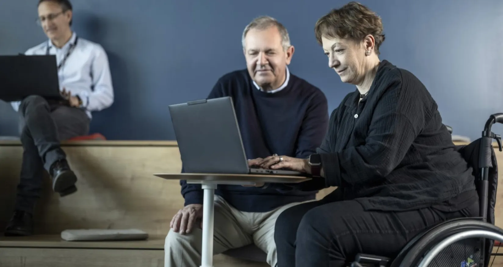 Mujer en silla de ruedas  trabajando con su PC.