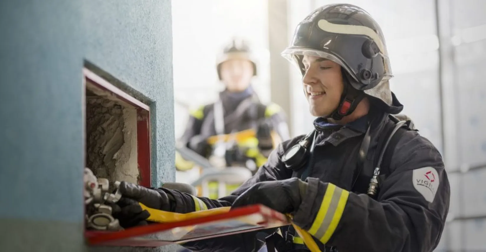 Bombero manipulando una manguera,