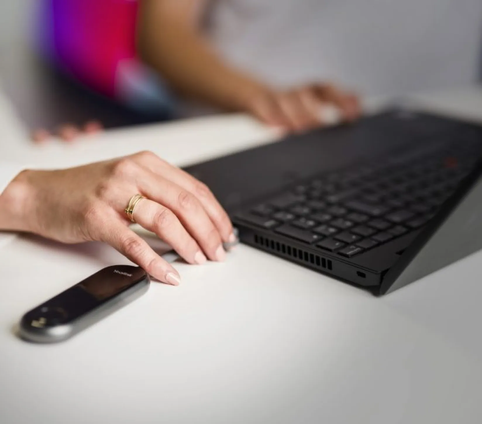 Manos de una mujer sobre un teclado  de un PC.