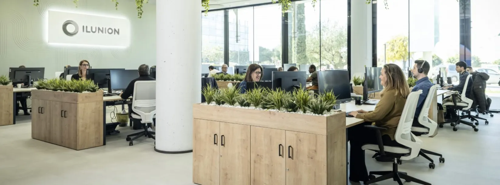 Imagen personas trabajando en una oficina de ILUNION.