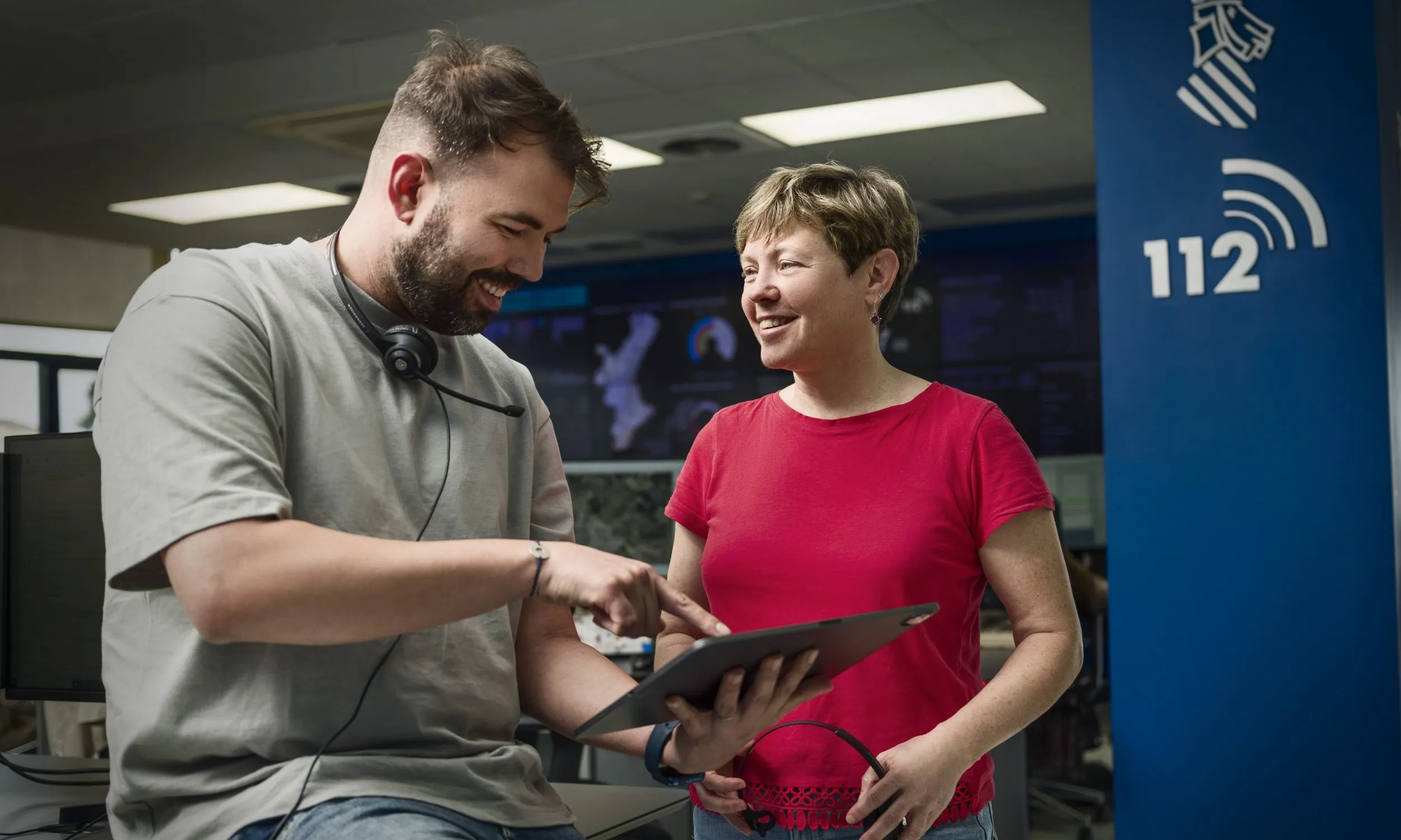 Dos trabajadores  trabajando.
