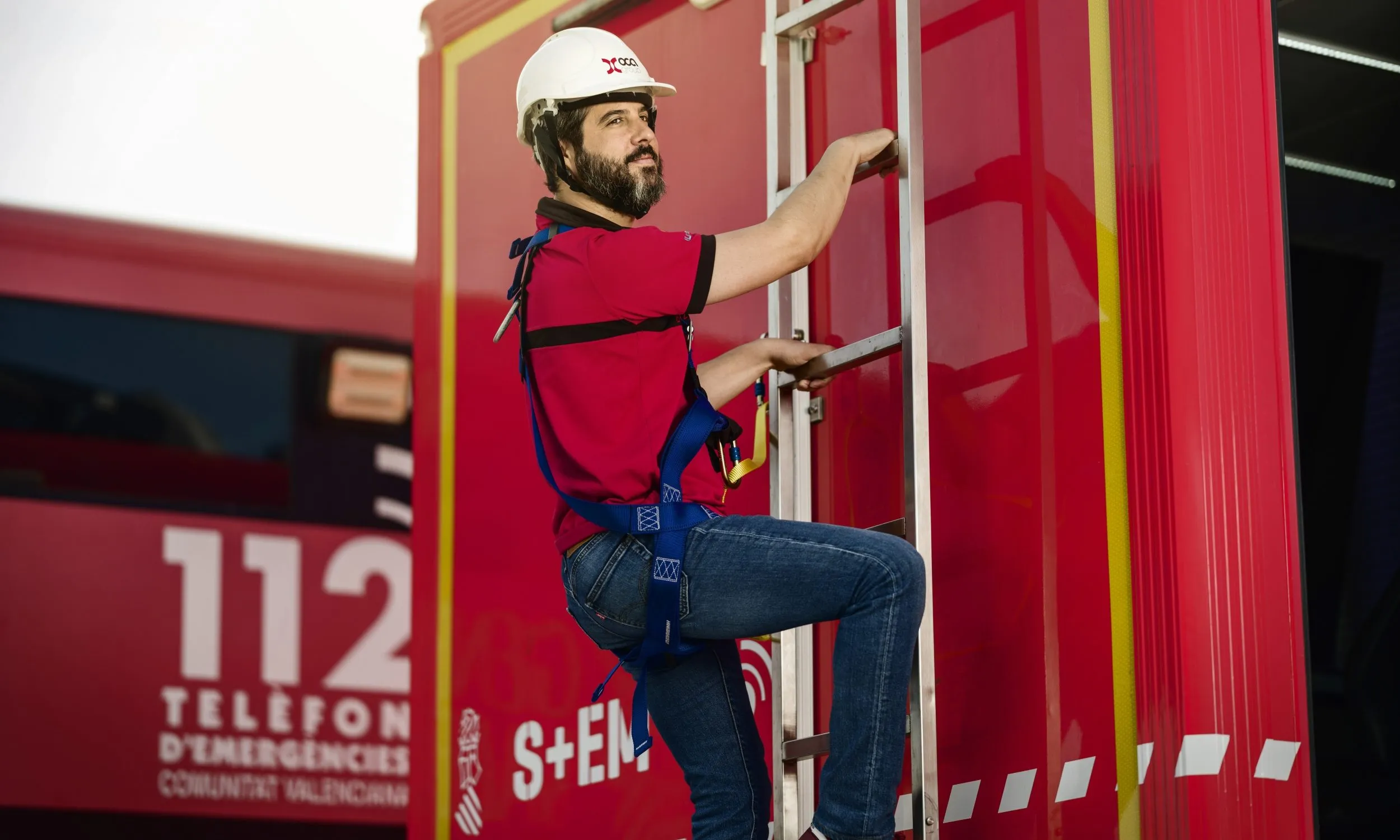 Bombero subiendo una escalera.